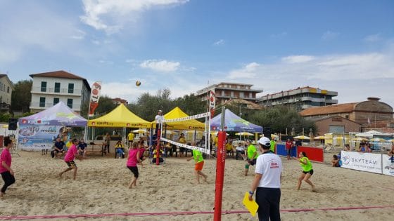 SkyTeam, adv in spiaggia tra team building e beach volley