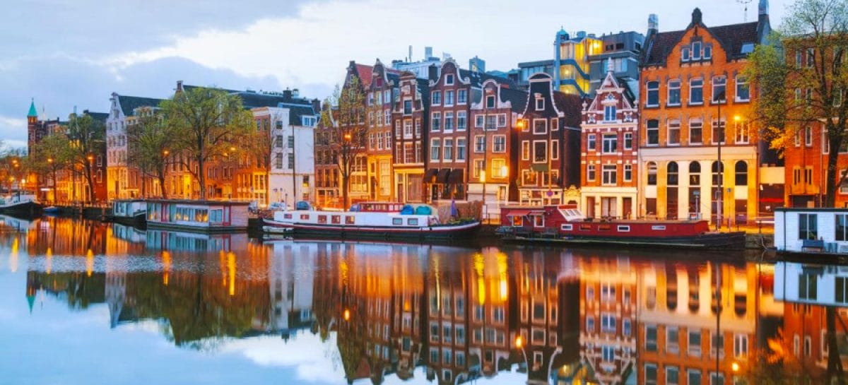 Amsterdam vieta le crociere in centro città