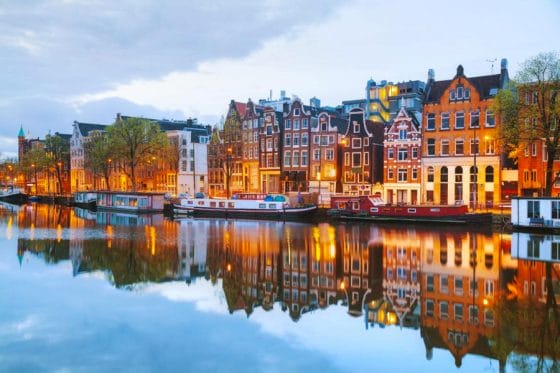 Amsterdam vieta le crociere in centro città