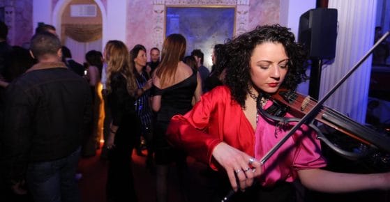 Violini e finger food per Fruit Viaggi: party glamour a Napoli