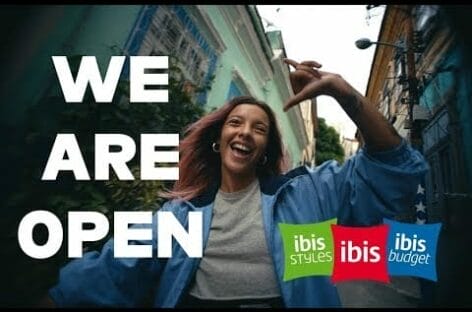 Ibis lancia la campagna “We are open” con il rapper Kojey Radical