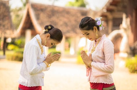 Wài, il saluto thailandese che rispetta il distanziamento sociale