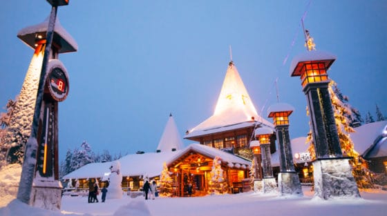 Giver guarda all’inverno con il catalogo Babbo Natale a Rovaniemi