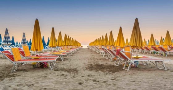 L’italianissima estate 2020: ombrelloni distanti e turni