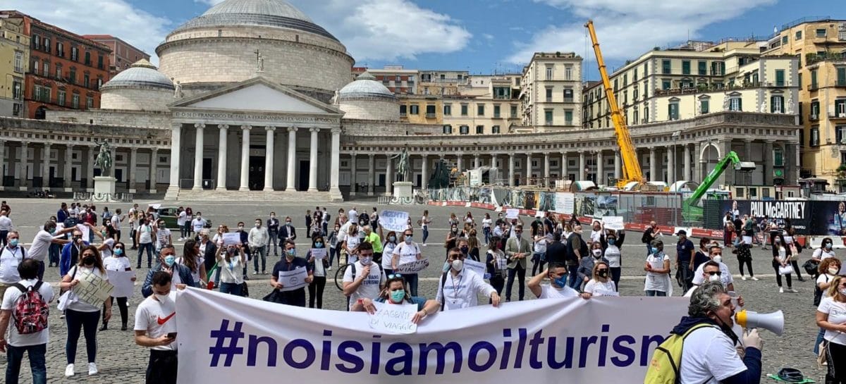 Agenzie di viaggi in piazza a Napoli: la cronaca della protesta