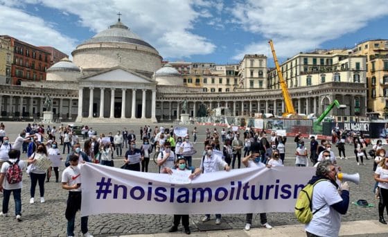 Agenzie di viaggi in piazza a Napoli: la cronaca della protesta