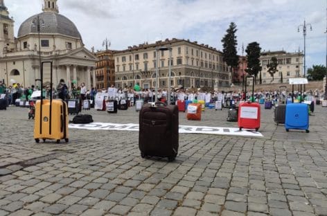 La protesta delle agenzie di viaggi: <br>la cronaca da Piazza del Popolo