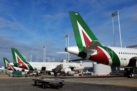 Alitalia sotto stress: slittano gli stipendi di aprile