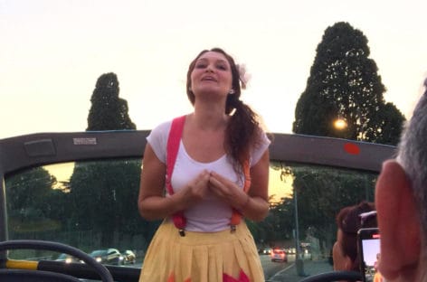 Teatro comico e grande bellezza: il mix a bordo di Roma Open Bus