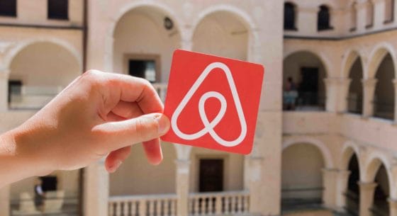 Airbnb alza l’asticella e lancia i “badge della qualità”
