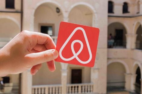 Airbnb vieta i party nelle case in affitto