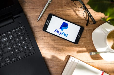 Alitalia, ora i clienti possono pagare con PayPal