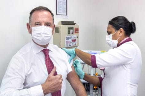 Il ceo di Etihad Tony Douglas riceve il vaccino anti Covid-19