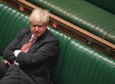 Regno Unito, Johnson apre ai viaggi all’estero da maggio
