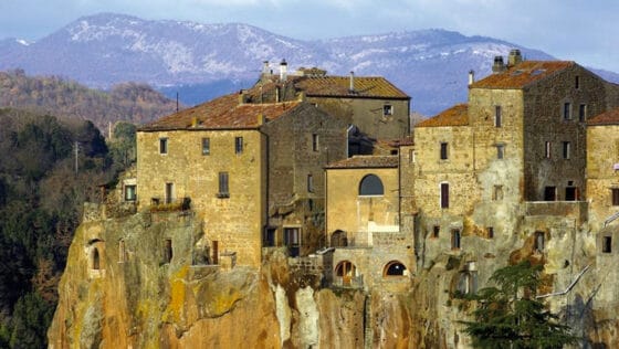 Pitigliano guida la crociata toscana contro il turismo “mordi e fuggi”