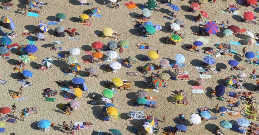 spiaggia folla ombrelloni