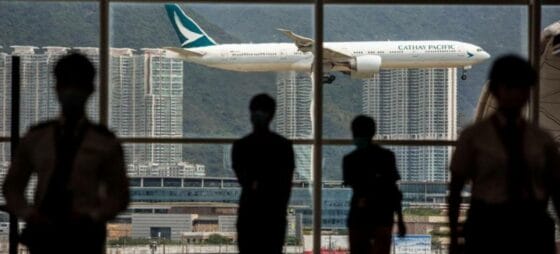 Compagnie aeree in fuga da Hong Kong: sotto accusa la strategia Zero Covid