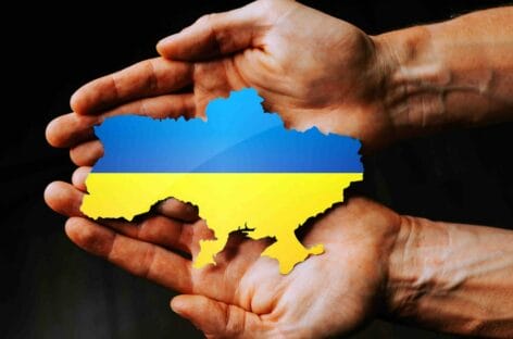 Alloggi, bus e voli gratis: solidarietà per l’Ucraina