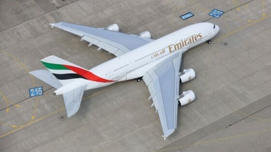 Emirates batte tutti: primo volo 100% Saf con l’iconico A380