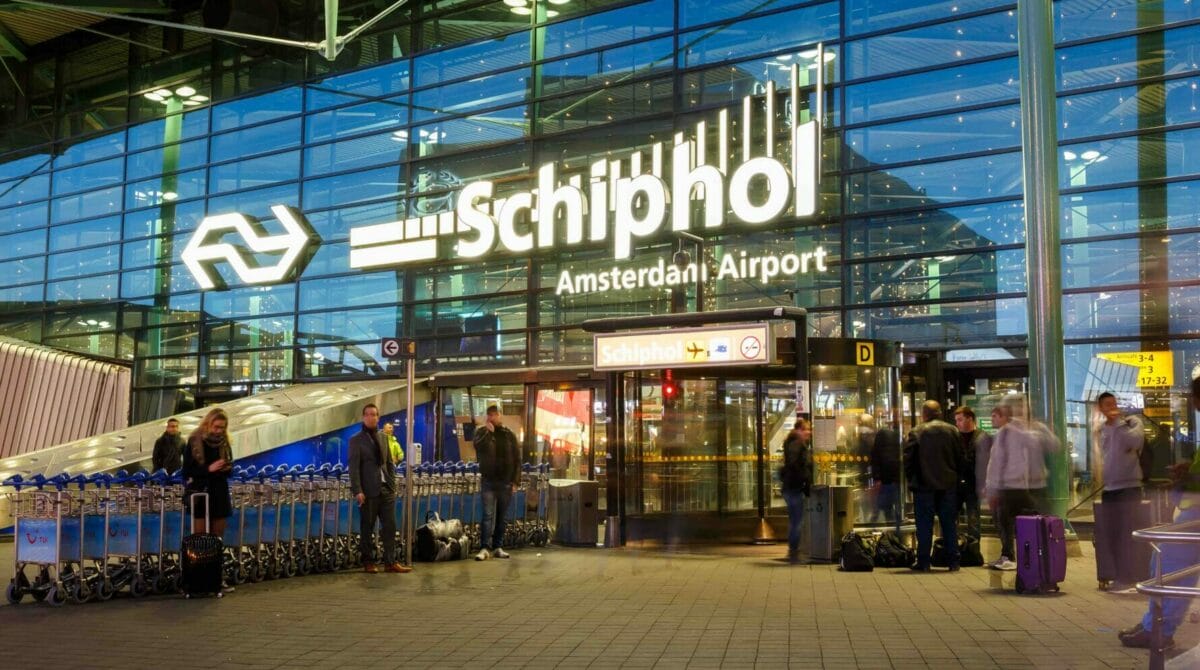 Schiphol taglia ancora voli e risarcisce i vettori