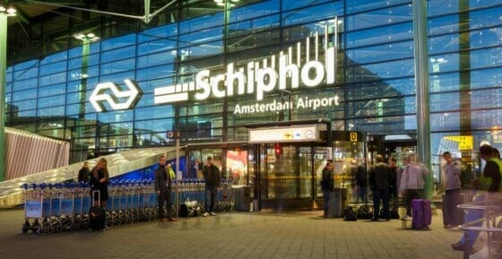 Amsterdam Schiphol reintegra (ma non del tutto) i voli