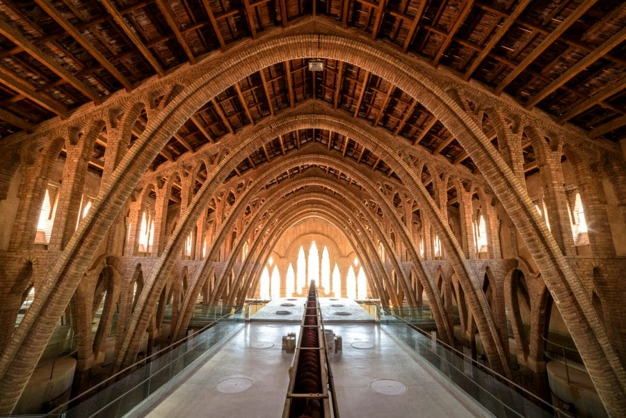 Interno del Celler del Pinell de Brai, una delle Cattedrali del vino della Terra Alta, credits Sergi Boixader