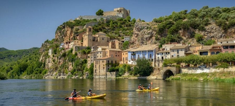 Persone in canoa sul fiume Ebro, passando davanti a Miravet, credits Sergi Boixader