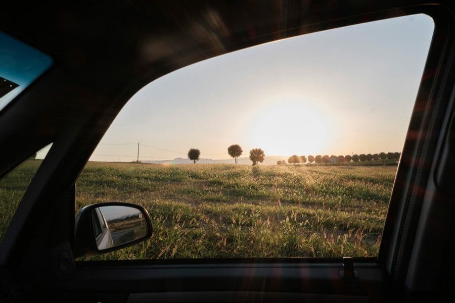 Terreno agricolo da un'auto che percorre le strade che attraversano Osona, credits Oriol Clavera