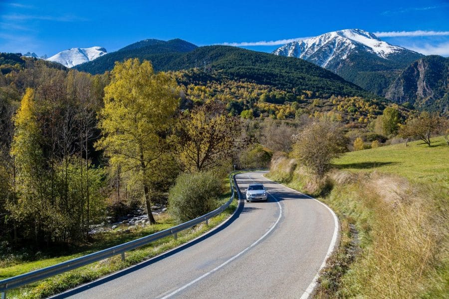 La strada di Espot con i Pirenei innevati sullo sfondo, credits Inmedia