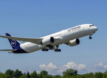Lufthansa riceve il primo dei 32 aerei B787 Dreamliner