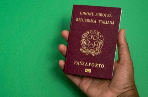 Passaporti, Piantedosi: «Tempi più rapidi per il rilascio alle Poste»