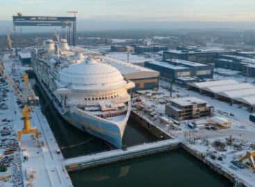 Icon of the Seas, float out della nuova nave più grande del mondo