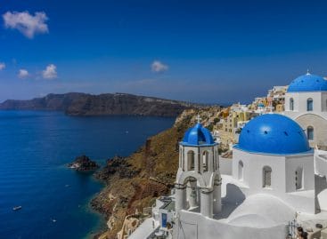 Overtourism, la Grecia vuole limitare le crociere a Santorini e Mykonos