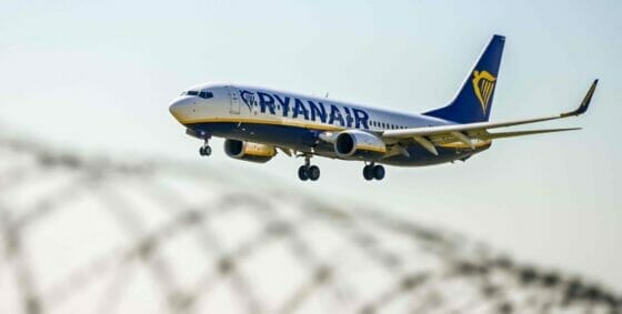 Ryanair sfida il governo Meloni: «Ridotte le rotte sulla Sardegna»