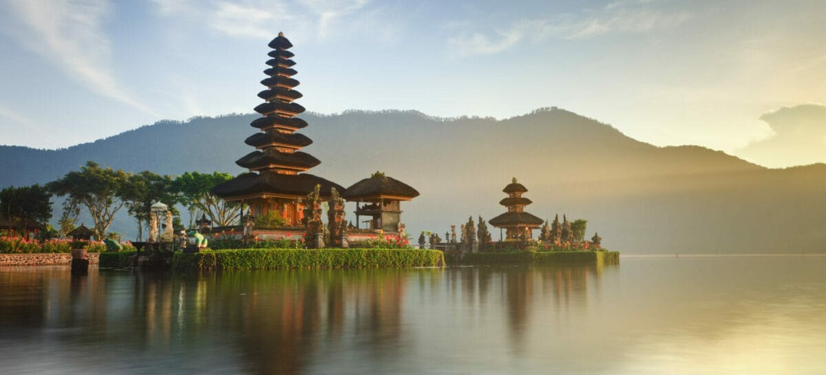 Bali, dal 2024 tassa d’ingresso di 10 dollari per i turisti stranieri