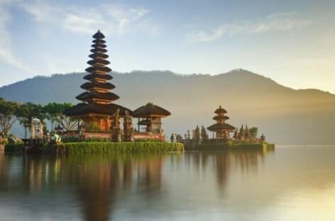 Bali, dal 2024 tassa d’ingresso di 10 dollari per i turisti stranieri