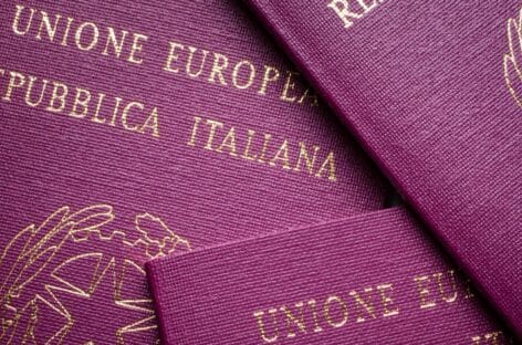 Passaporti lumaca, la denuncia: <br>mezza Italia ancora in apnea