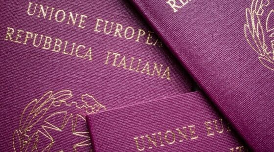 Passaporti lumaca, la denuncia: mezza Italia ancora in apnea