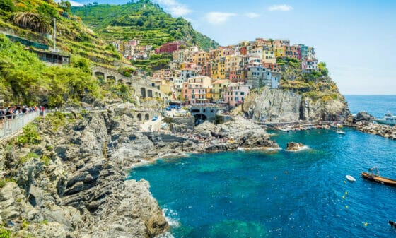 Overtourism, Cinque Terre: 5 euro per la Via dell’Amore, bagarre tra i sindaci