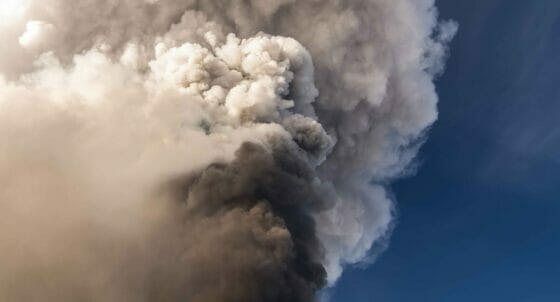 Incendio Catania, turismo in fumo. «Voli dirottati su Sigonella»