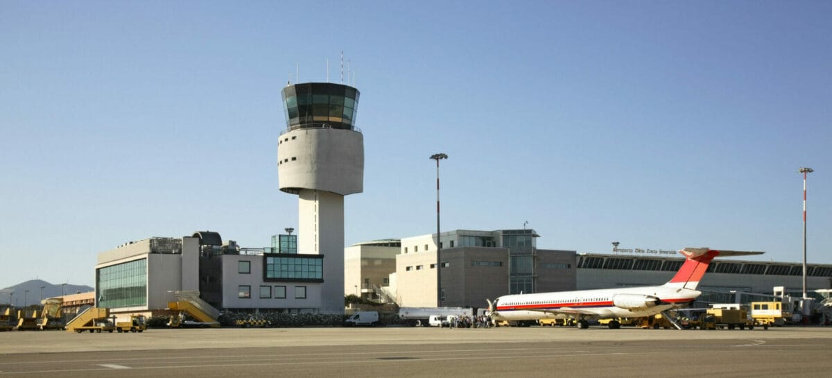 Incendi in Sardegna, chiuso e poi riaperto l’aeroporto di Olbia