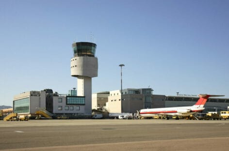 Incendi in Sardegna, chiuso e poi riaperto l’aeroporto di Olbia