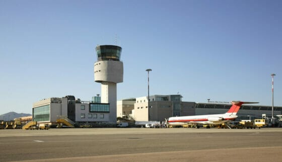 Incendi in Sardegna, chiuso e poi riaperto l’aeroporto di Olbia