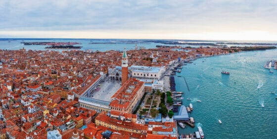 Venezia, rimonta delle navi: la carica dei 540mila crocieristi