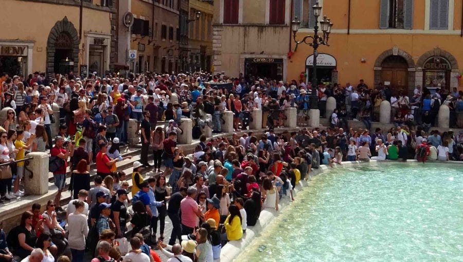 overtourism roma folla italia incoming