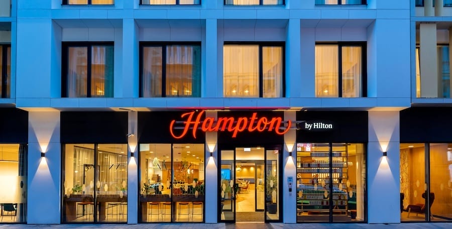 Hampton by Hilton Facade by night