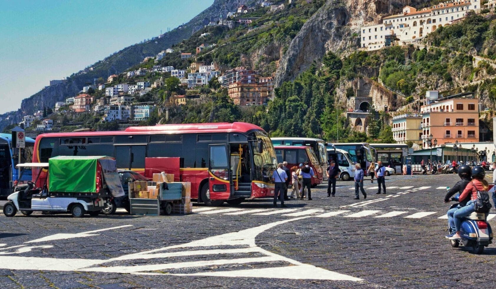 Amalfi overtourism bus