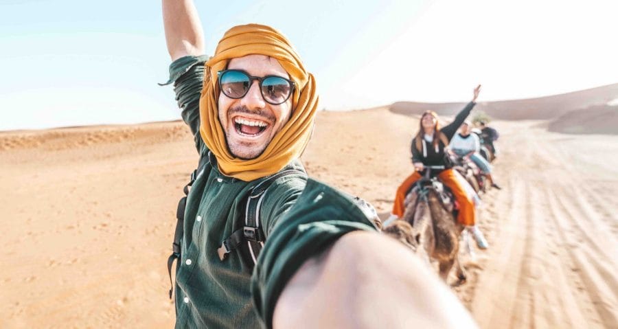 viaggi di gruppo deserto giovani turisti outgoing cammello dromedario