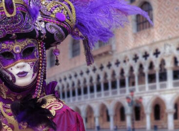 Carnevale di Venezia, “sfilata” di turisti Usa e giapponesi