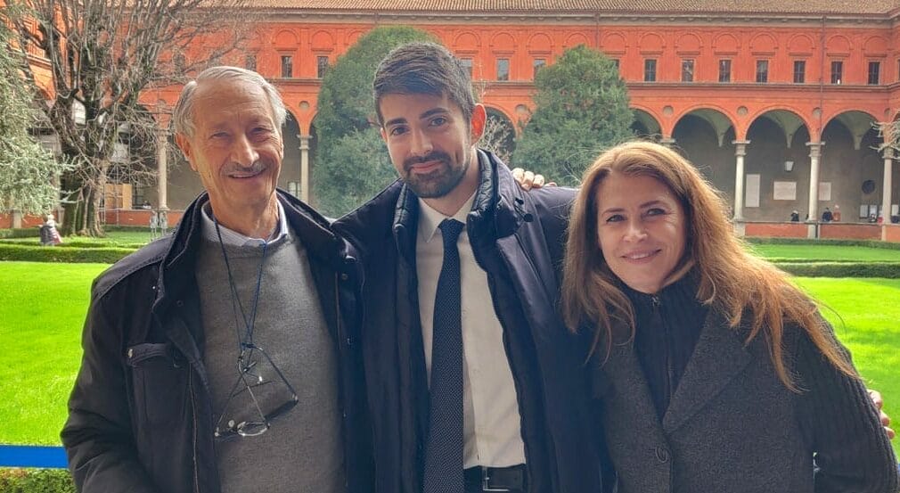 Il papà Franco e la sorella di Gianluca, Monica Andolfi, con il vincitore della borsa di studio Andrea De Pietro